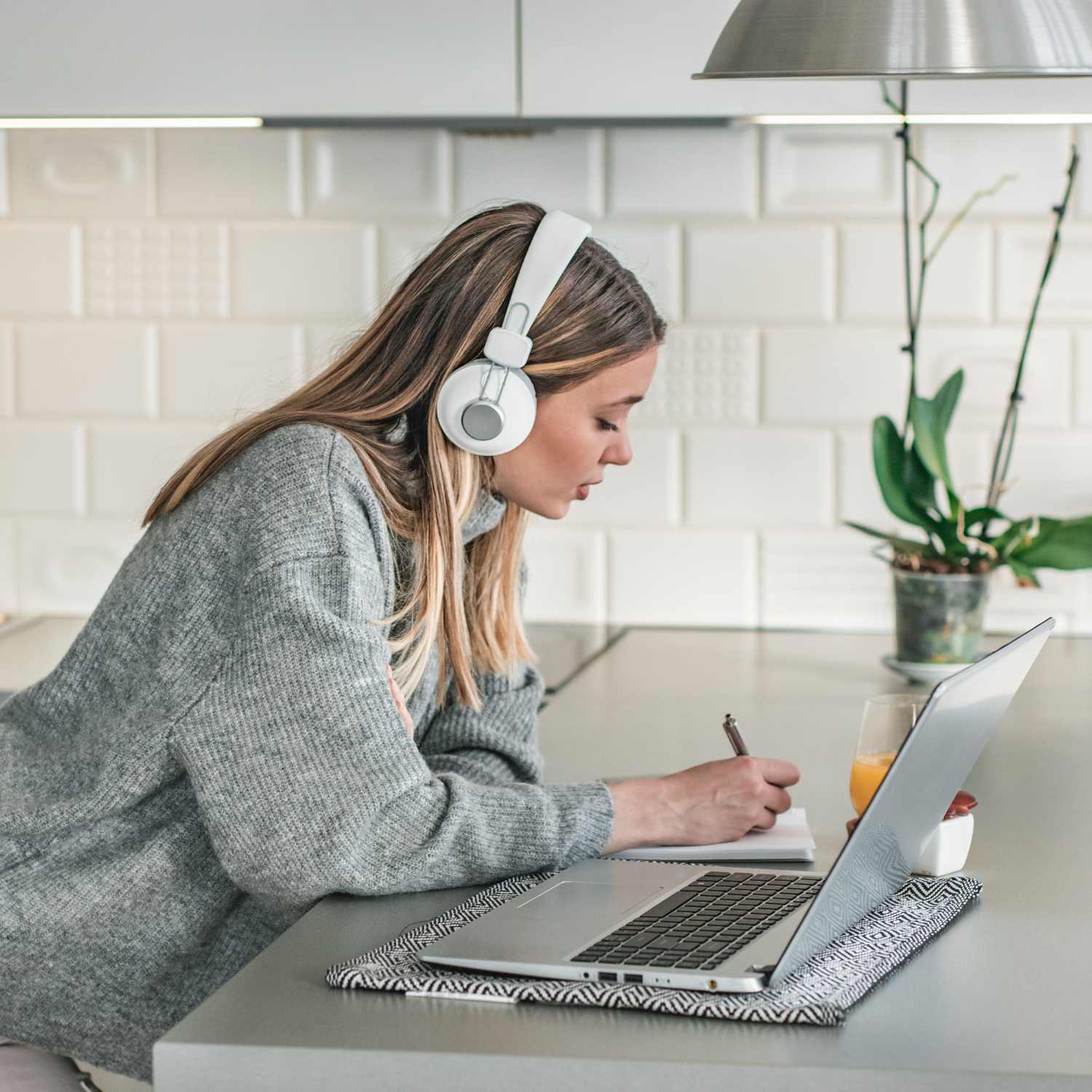 Tjej som får handledning och expertråd digitalt.